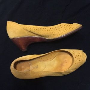 ❤️Vintage Yellow Suede Heels
